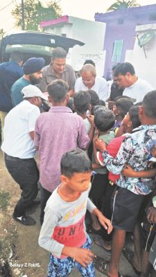 श्रमिक बस्तियों में चेम्बर ऑफ कामर्स ने बांटी दीपावली की खुशियां