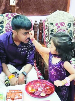 बहनों ने भाई की उतारी आरती