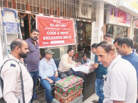 भिलाई चेम्बर ने व्यापारियों को चिल्हर वितरण किया