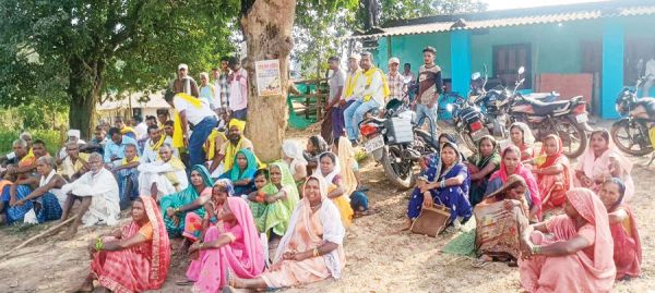 मुआवजा की मांग, ग्रामीणों का प्रदर्शन