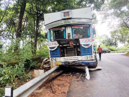  बाइक सवार को बचाते ट्रक रेलिंग में जा घुसा, बचेली-किरंदुल मार्ग पर बड़ा हादसा टला