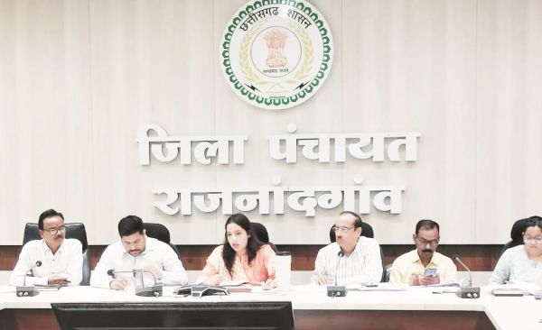 सीईओ ने की योजनाओं-कार्यक्रमों के प्रगति की समीक्षा