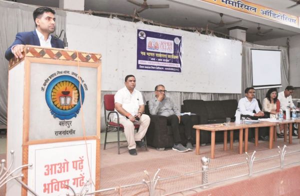 क्लास रूम में मोबाइल का उपयोग करने पर होगी कार्रवाई