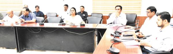 कलेक्टर ने छठ पर्व, पीएम आवास एवं राज्योत्सव के संबंध में ली अफसरों की बैठक