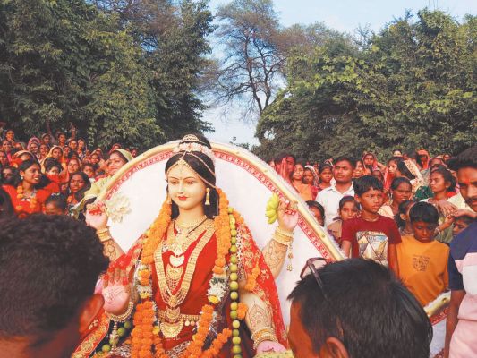 गाजे-बाजे के साथ मां लक्ष्मी  की प्रतिमा का विसर्जन