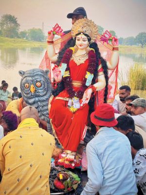 मां लक्ष्मी की पूजा-अर्चना, शोभायात्रा निकाल विसर्जन