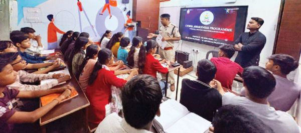 शैक्षणिक संस्थान में साइबर जागरूकता कार्यक्रम
