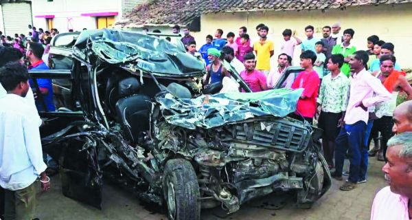 विभागीय गाड़ी से शराब परिवहन का आरोप, हादसे में चालक की मौत