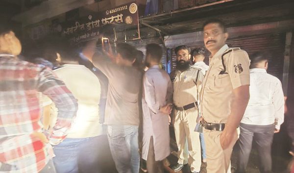 ड्रायफ्रूट की दुकान में लगी  आग, लाखों का नुकसान