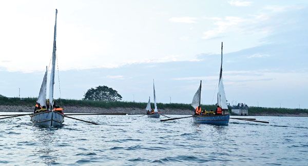 एनसीसी नेवल विंग के कैडेट्स ने किया पैरासेलिंग