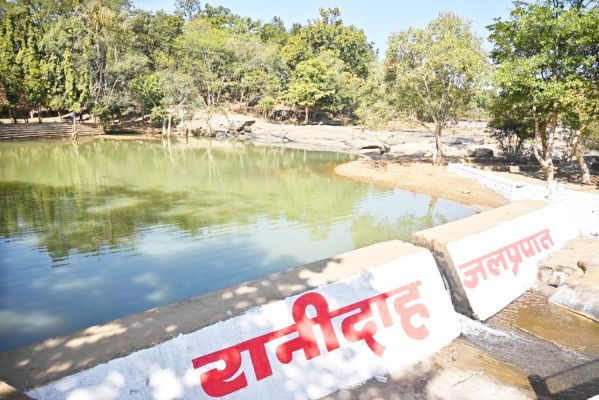 पर्यटकों के आकर्षण का केंद्र बना रानीदाह जलप्रपात