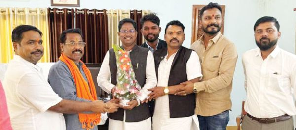 जनजाति आयोग अध्यक्ष को दी बधाई