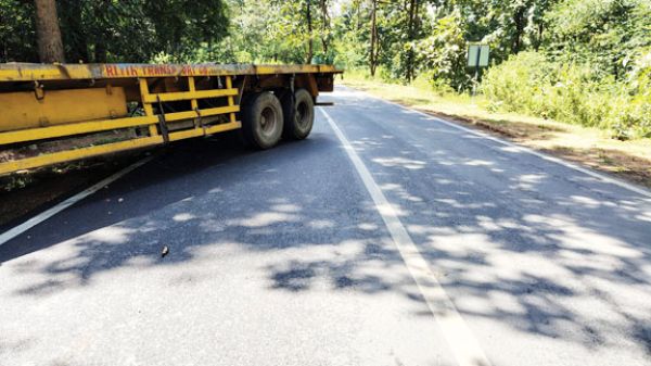 सातधार मोड़ पर ट्रेलर दुर्घटनाग्रस्त