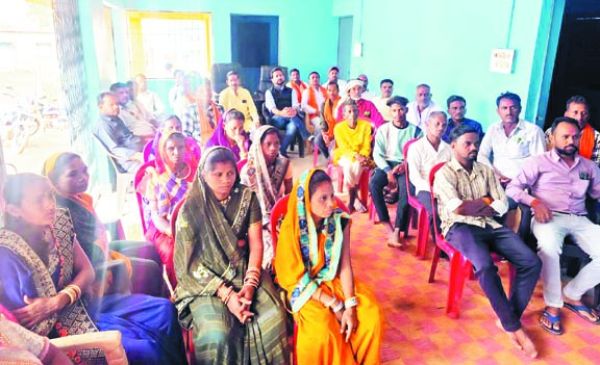 ग्रामीणों संग विक्रांत सिंह ने  सुनी मन की बात