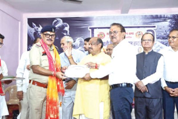 सरयूपारीण ब्राह्मण सभा ने पुलिस अधिकारियों का किया सम्मान 