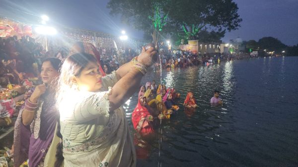 उगते सूर्य को अघ्र्य देने के बाद खत्म हुआ छठ पर्व