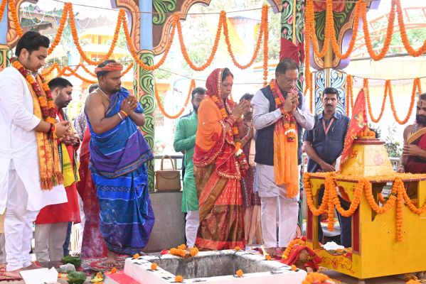 सीएम ने पत्नी संग की महाप्रभु  श्री जगन्नाथ की पूजा-अर्चना