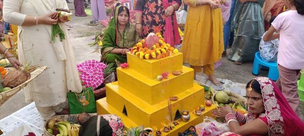 अस्तांचलगामी सूर्य को अघ्र्य देने छठ घाटों में उमड़ा आस्था का सैलाब