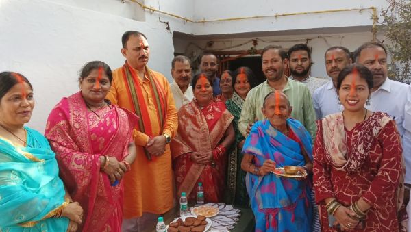 उगते सूर्य को अघ्र्य, परिवार की सुख-समृद्धि की कामना