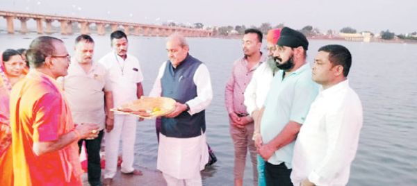 छठ : धनेंद्र साहू ने की पूजा-अर्चना