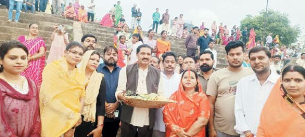 छठ पर्व में विधायक इंद्र कुमार हुए शामिल 