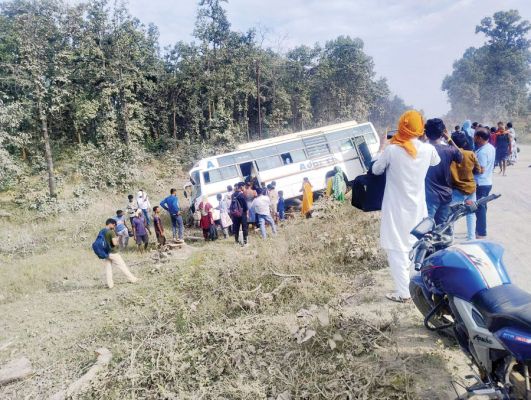 बेकाबू बस सडक़ के नीचे उतरी, बाल-बाल बचे यात्री