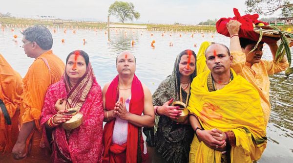 छठ महापर्व संपन्न, उगते सूर्य को अघ्र्य देकर व्रतियों ने किया पारण