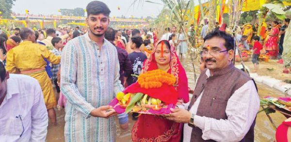 छठ: उदयगामी सूर्य को अघ्र्य देने घाटों में उमड़े श्रद्धालु, सुख-समृद्धि और खुशहाली की कामना