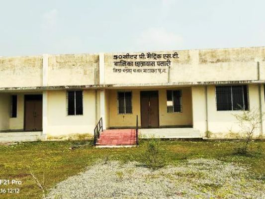 87 लाख की लागत से 50 सीटर एसटी गल्र्स हॉस्टल के दरवाजे खिडक़ी की चोरी