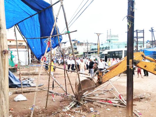 अवैध अतिक्रमणकारियों पर निगम की बड़ी कार्रवाई