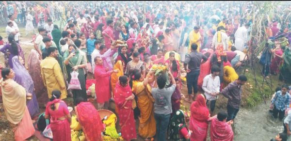 लोक मंगल गान के साथ  उगते सूर्य को दिया अघ्र्य 