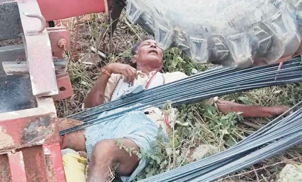 ट्रैक्टर पलटा, दबकर ग्रामीण की मौत