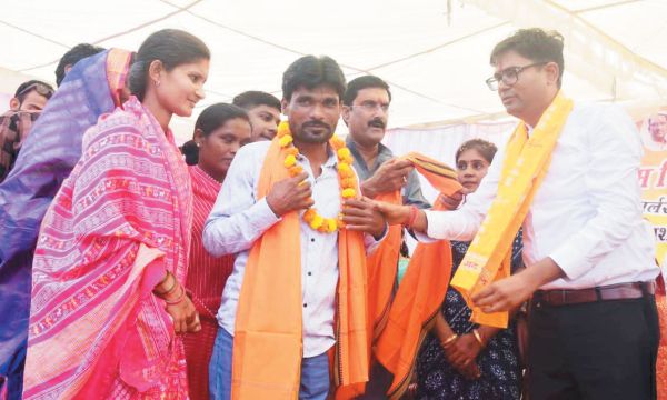 सैकड़ों ग्रामीणों ने वित्त मंत्री के समक्ष किया भाजपा प्रवेश