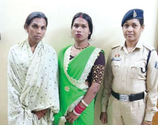 यात्रियों से जबरन पैसा वसलने वाले दो किन्नर पकड़ाए