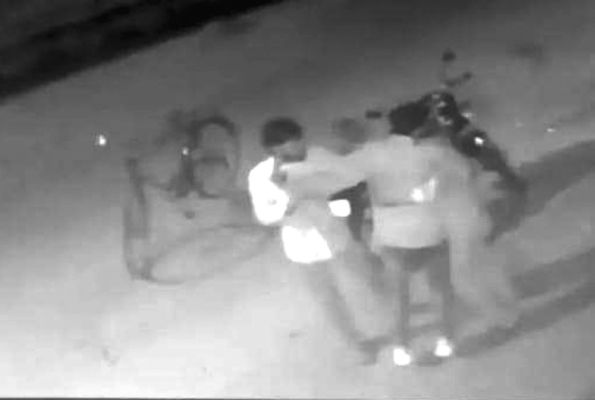 राहगीर को चाकू की नोक पर धमकाया, घर घुस मारपीट भी