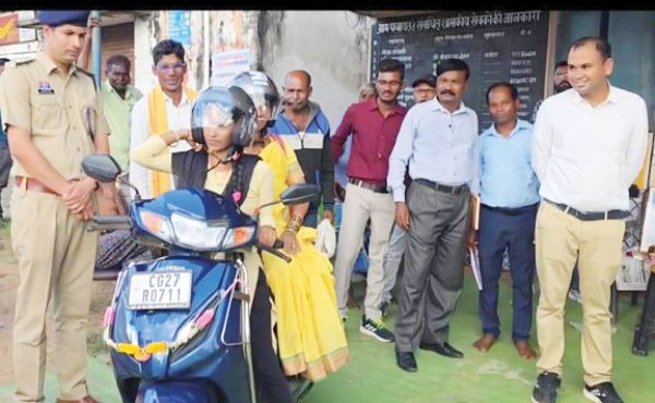 सडक़ सुरक्षा को लेकर जनजागरूकता बढ़ाने हेलमेट बैंक का उद्घाटन