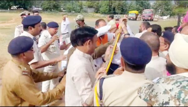 सीएम के आगमन पर हेलीपैड में हंगामा