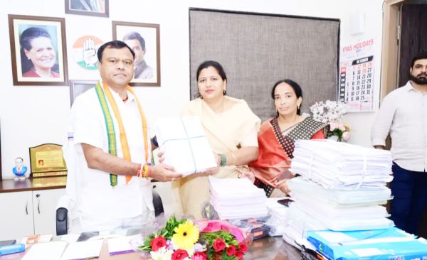 वोट चोर गद्दी छोड़ हस्ताक्षर अभियान