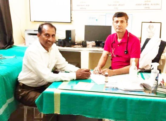 आयुष हॉस्पिटल के डॉक्टर से सांसद प्रतिनिधि ने की चर्चा