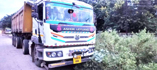 मुरूम का क्षमता से अधिक परिवहन, 4 हाइवा जब्त