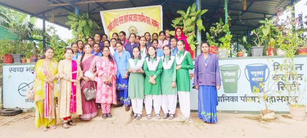 स्कूली विद्यार्थियों को कचरे से खाद बनाने की दी जानकारी