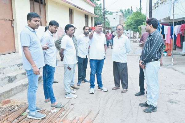  डीएमएफ मद से निर्माणाधीन सुलभ शौचालय को शीघ्र पूरा करने निर्देश