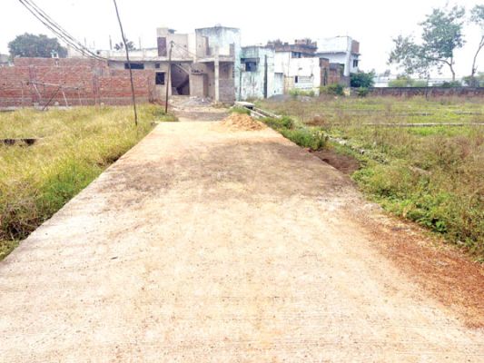 एक सडक़ बन गई, न पार्षद को पता, न रहवासियों को