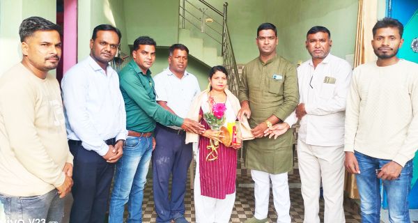 डुंडेरा के पोस्टमास्टर को भारत सरकार ने किया सम्मानित, ग्रामीणों ने दी बधाई