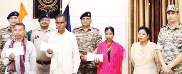 एक लाख की इनामी महिला सहित तीन नक्सलियों ने किया समर्पण