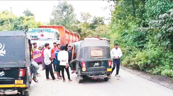 हमीरपुर रोड के पालीघाट में लगा लंबा जाम