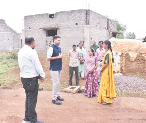 कलेक्टर ने विकास कार्यों की ली जानकारी