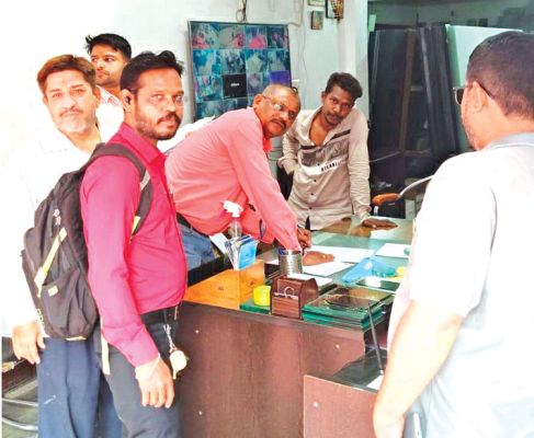 निगम अमले को देखते ही भवन मालिक ने 1.14 लाख टैक्स पटाया