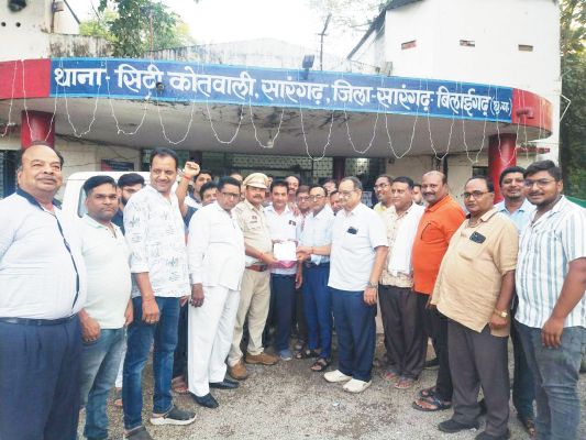 अमित बघेल के खिलाफ सौंपा ज्ञापन