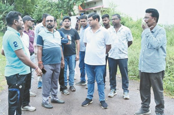 आयुक्त ने निर्माणाधीन भूखंडों का किया निरीक्षण